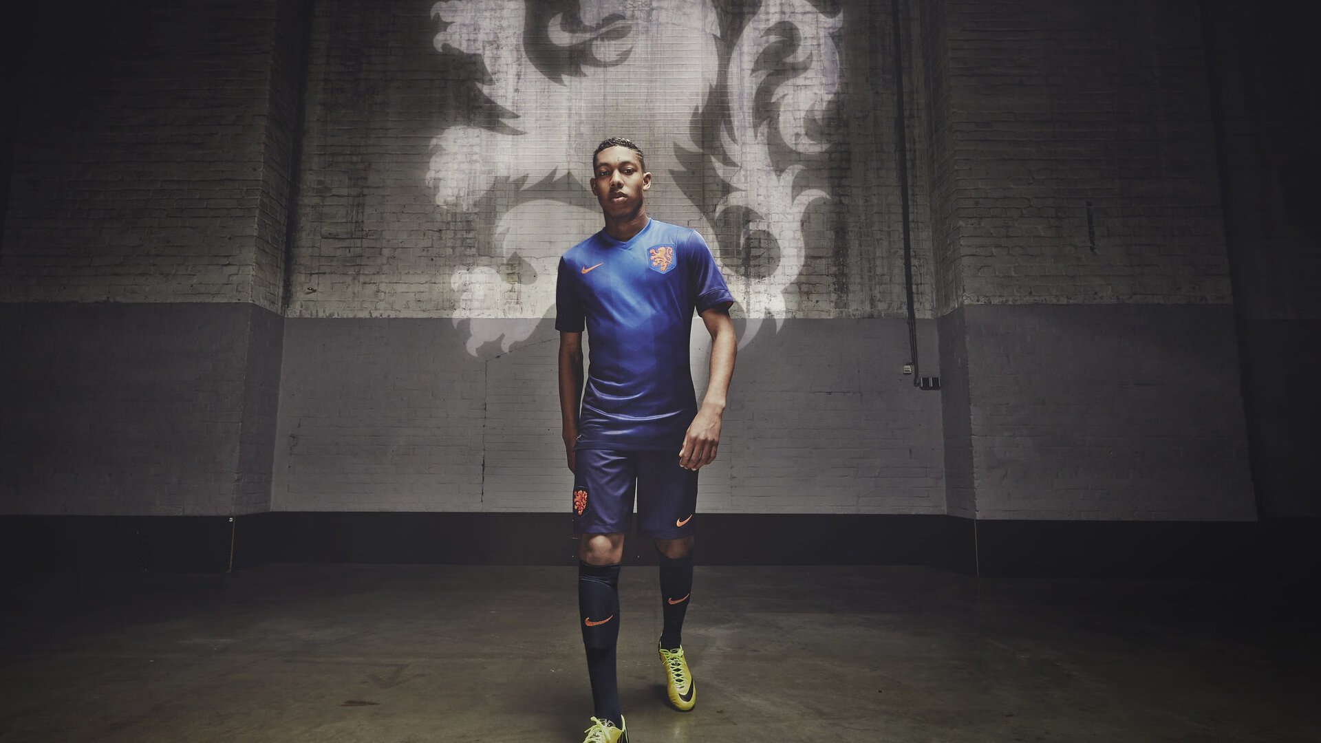 爱游戏全站-凯蒂·莱德基800米自由泳赛场魅力四射，莱德基自由泳水下全镜头